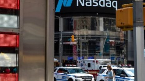 Dow Jones изтри над 400 пункта заради нови разпродажби в технологичния сектор