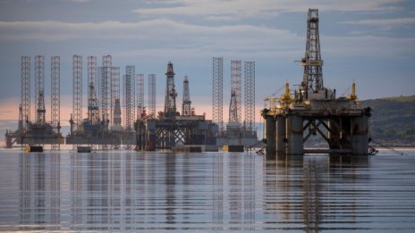 Петролът удължава тенденцията на поевтиняване с нарастване на запасите