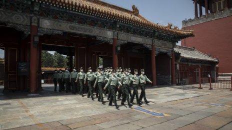 Тръмп забрани американските инвестиции в компании, свързани с китайската армия