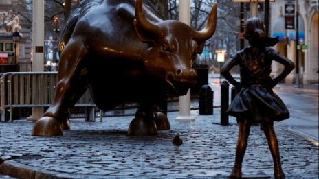 Създателят на бика от Wall Street поиска безстрашното момиче да си "ходи"