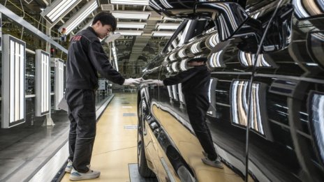 Geely разочарова с печалбата и приходите заради проблемните доставки