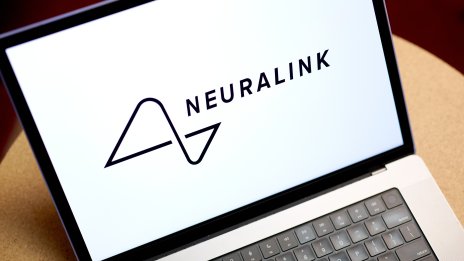 Neuralink започва масово производство на мозъчните си импланти
