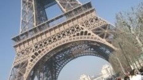 С онлайн резервация и таблет в Айфеловата кула