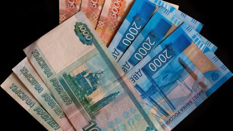 Рублата отново пое надолу, какво значи това за руснаците? 
