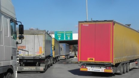 Дефицитът във външната търговия се сви над два пъти за седем месеца