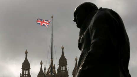 Следващата драма в британския парламент: торите планират бунт срещу премиера си