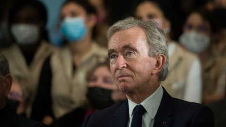 Бернар Арно затяга хватката около LVMH