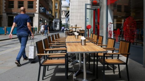 Потребителските нагласи във Великобритания остават на 48-годишно дъно