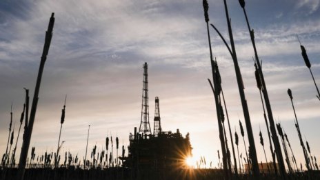 Петролът се възстановява от достигнатото 18-годишно дъно