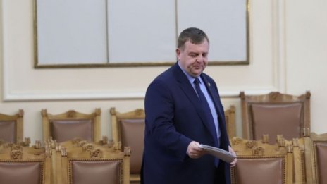 Красимир Каракачанов: И армията има нужда от маски