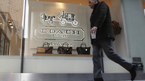 Coach продължава да страда