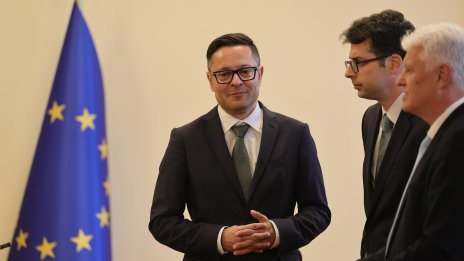 Икономическият министър спря всички плащания от държавни дружества заради одити