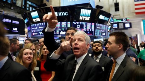 Dow се покачва със 100 пункта и е напът да запише силна седмица*
