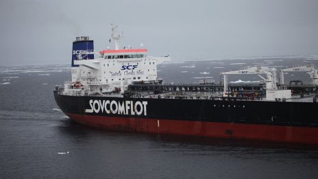 Руското правителство е наредило на петролни компании да свият добивите