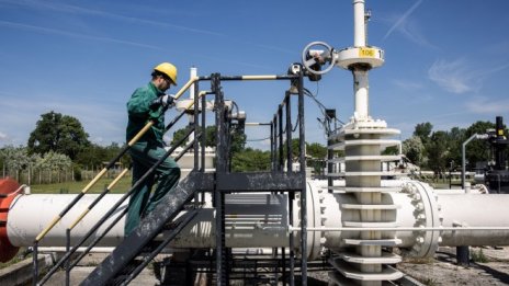 FT: ЕС може да въведе мита върху руския петрол, ако няма срок за спиране на вноса