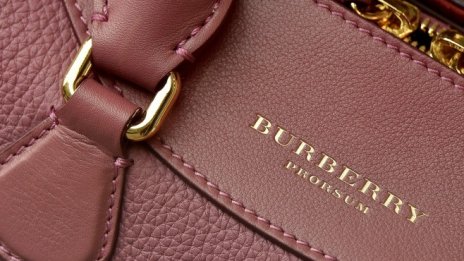Burberry е изгорила продукция за милиони, за да не подбие цената й