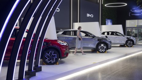 Ръстът при продажбите на нови коли в Китай се охлажда до тригодишно дъно през 2025 г.