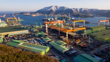 Петролът поскъпва, като блокирането на Суецкия канал може да продължи седмици*