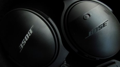 Съдят Bose Corp заради нейни слушалки, които шпионират потребителите