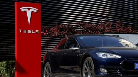 Tesla и бившият шеф на звеното Autopilot постигнаха споразумение в съда