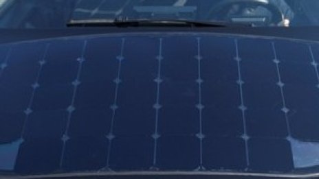 Стартъп компания тества соларен автомобил, който се зарежда по време на шофиране