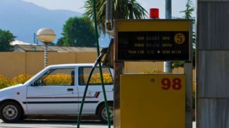 Учени разработват "изкуствен бензин"