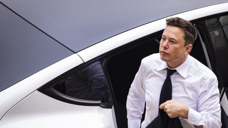 Акциите на Tesla поевтиняват след ново предупреждение на Мъск за икономиката