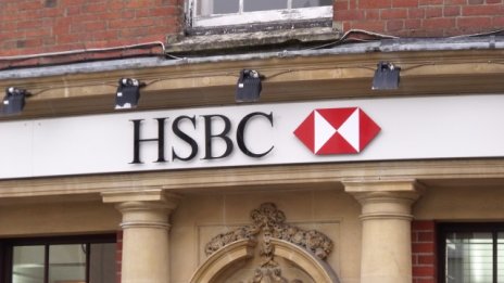 Оперативната печалба на HSBC за полугодието спада с 12%