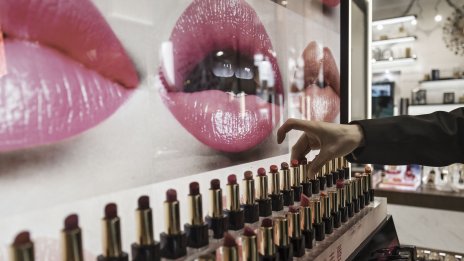 Estee Lauder планира съкращения на до 5% от работната си сила