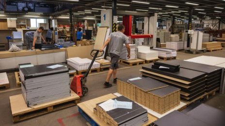 Служителите трябва да получават акции както директорите