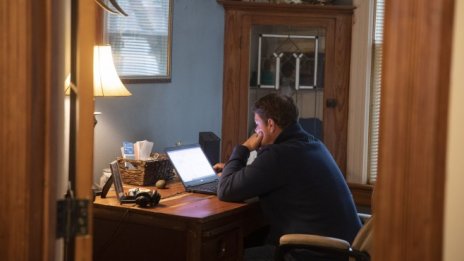 Кой плаща тоалетната хартия или големите въпроси на хоум офис ерата