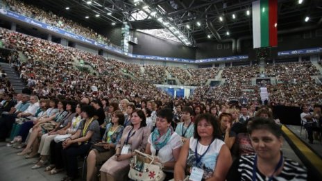 Очаква се заплатите на учителите да бъдат повишени с 10% през 2017 г.*