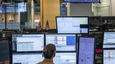 Акциите на китайските производители на чипове поскъпнаха и подкрепиха Hang Seng