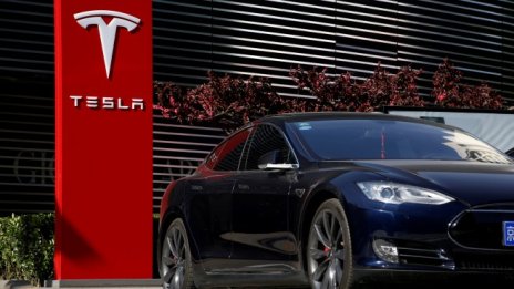 Tesla помоли доставчиците си да ѝ върнат част от парите