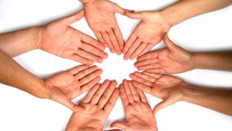 Бизнес и доброволци с инициатива за нуждаещи се: Предай нататък