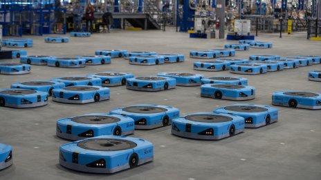 Amazon увеличава роботите, но не се отказва от хората