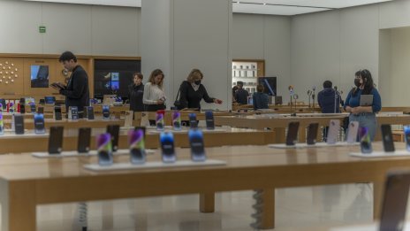Как Apple се опитва да запази работните места в концерна 