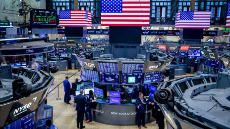 Dow изтри 350 пункта, Nasdaq спадна с 1%