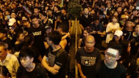 Защо Пекин отстъпи пред протестите в Хонконг? 