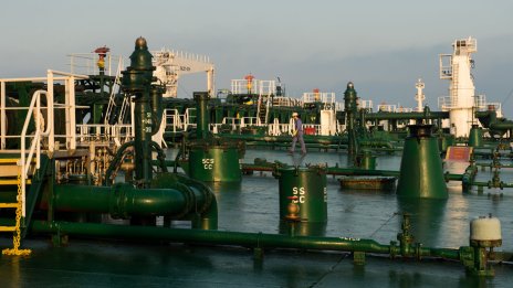 Опасностите в Червено море карат купувачите на петрол да погледнат към дома