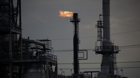 Петролът поскъпва след спад в щатските резерви*