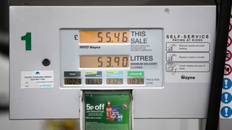 Скок в продажбите на бензин и дизел във Великобритания заради войната в Украйна