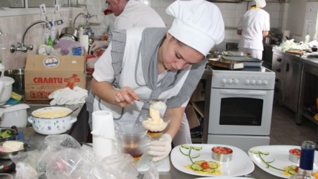 Над половината от жените в България работят в нископлатени отрасли 