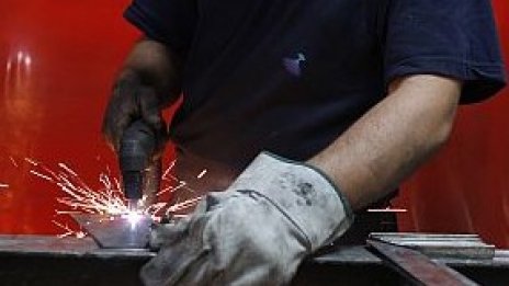 Работодатели заплашват, че ще спрат да вдигат минималните осигурителни прагове