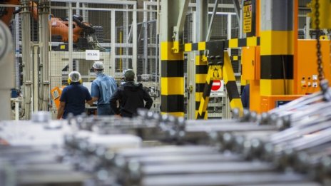 Промишленото производство в еврозоната се повишава повече от очакваното