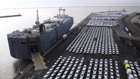 Пожар на товарен кораб унищожава пратка от 4 хил. коли на VW за САЩ