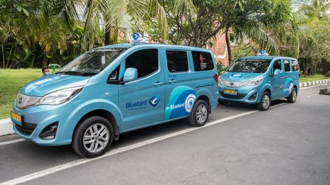 Най-големият таксиметров оператор в Индонезия избира BYD пред Tesla заради цените