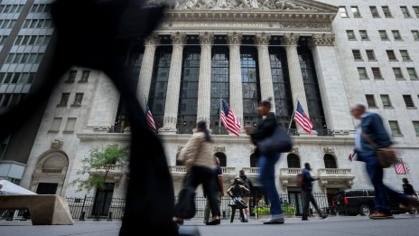 Индексите на Wall Street започват сесията без резки движения*
