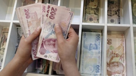Намесата на турската централна банка не спря поевтиняването на лирата