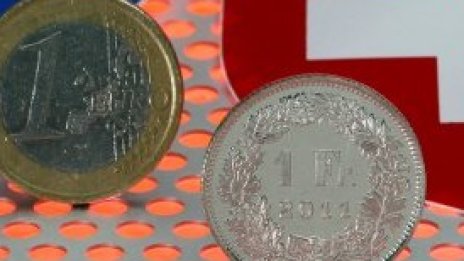 Швейцария обмисля обвързване на курса на франка с еврото?